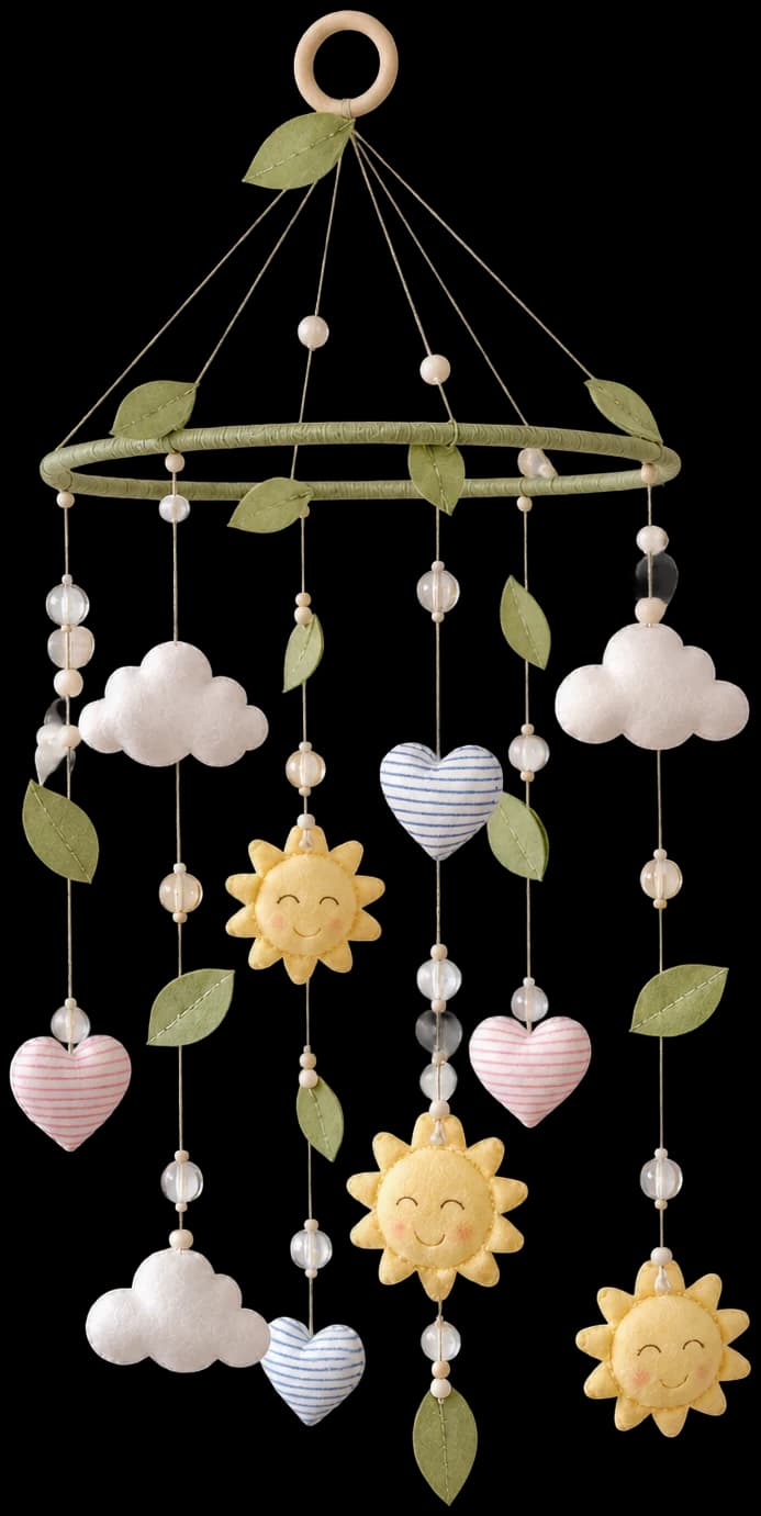 Móvil con nubes, soles, corazones y hojas colgando de un aro